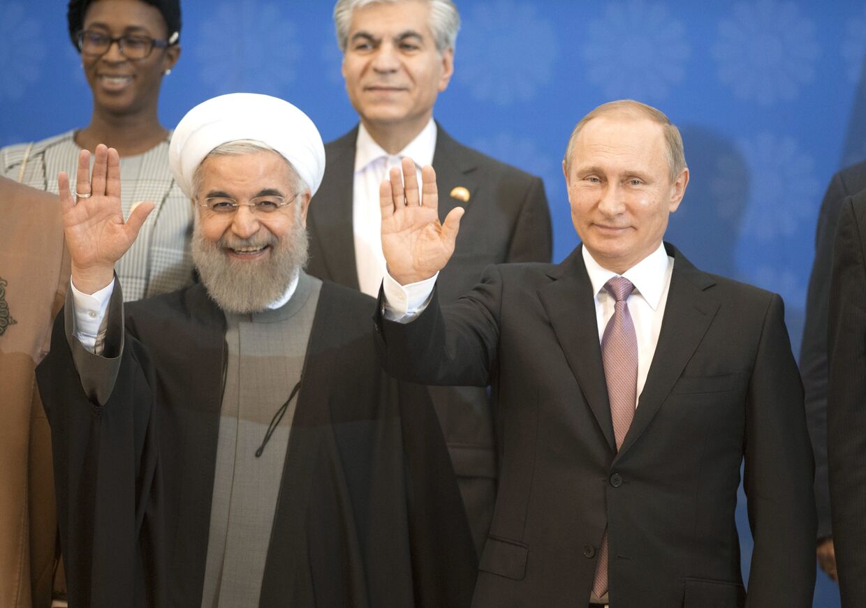 Владимир Путин и Хасан Роухани перед началом саммита глав государств и правительств стран-участниц Форума стран-экспортеров газа (ФСЭГ) в Тегеране
