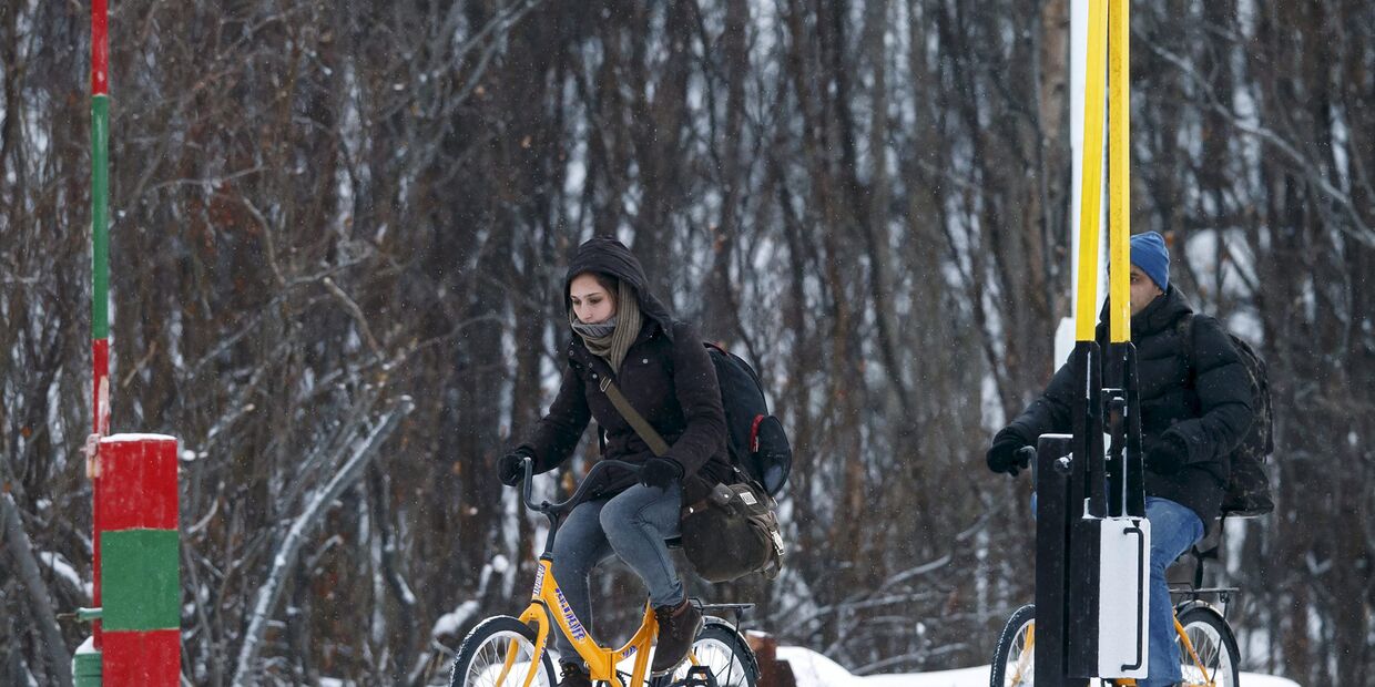 Мигранты пересекают границу России и Норвегии на велосипедах