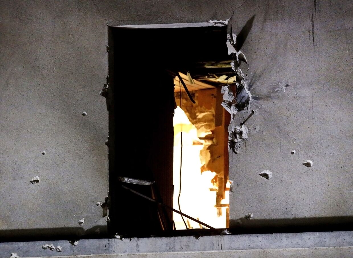 Окно квартиры в Сен-Дени, в которой террористка-смертница взорвала себя время полицейской спецоперации