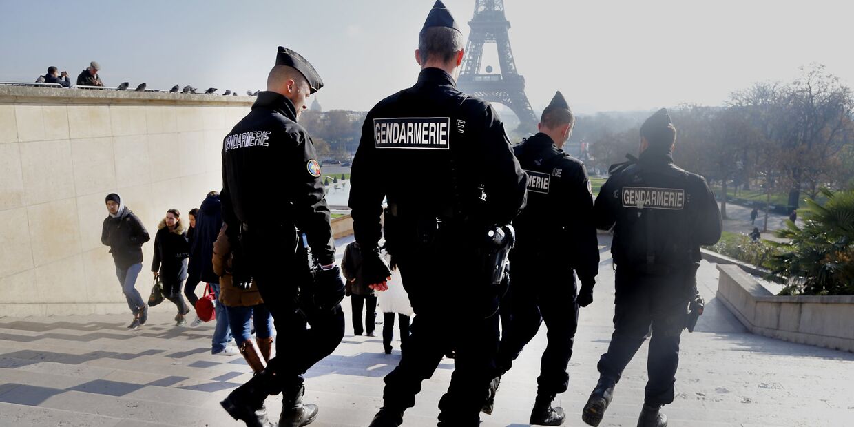 Французские полицейские патрулируют улицы рядом с Эйфелевой башней