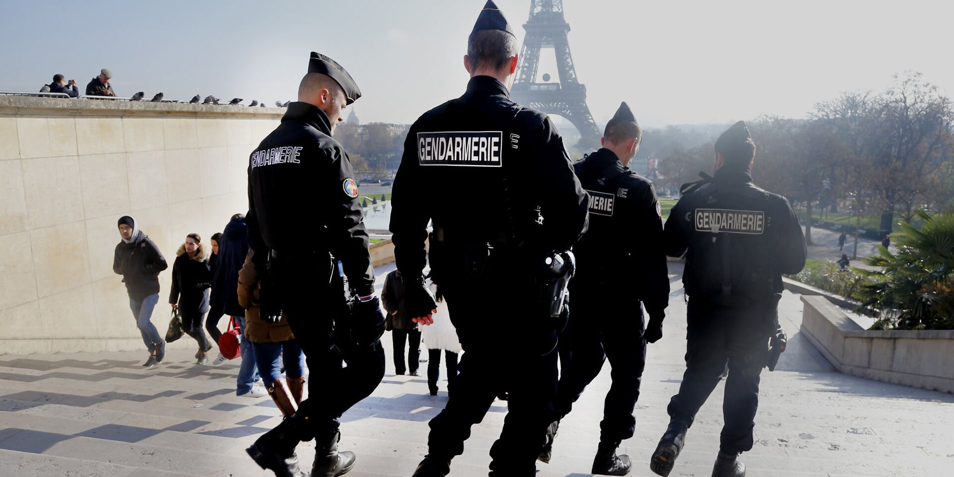 Французские полицейские патрулируют улицы рядом с Эйфелевой башней - ИноСМИ, 1920, 30.06.2023