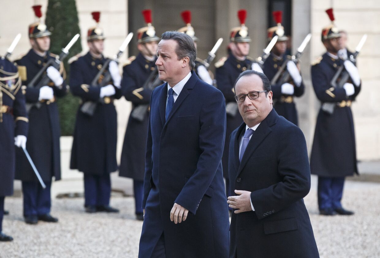 Президент Франции Франсуа Олланд и премьер-министр Великобритании Дэвид Кэмерон во время встречи в Елисейском дворце в Париже