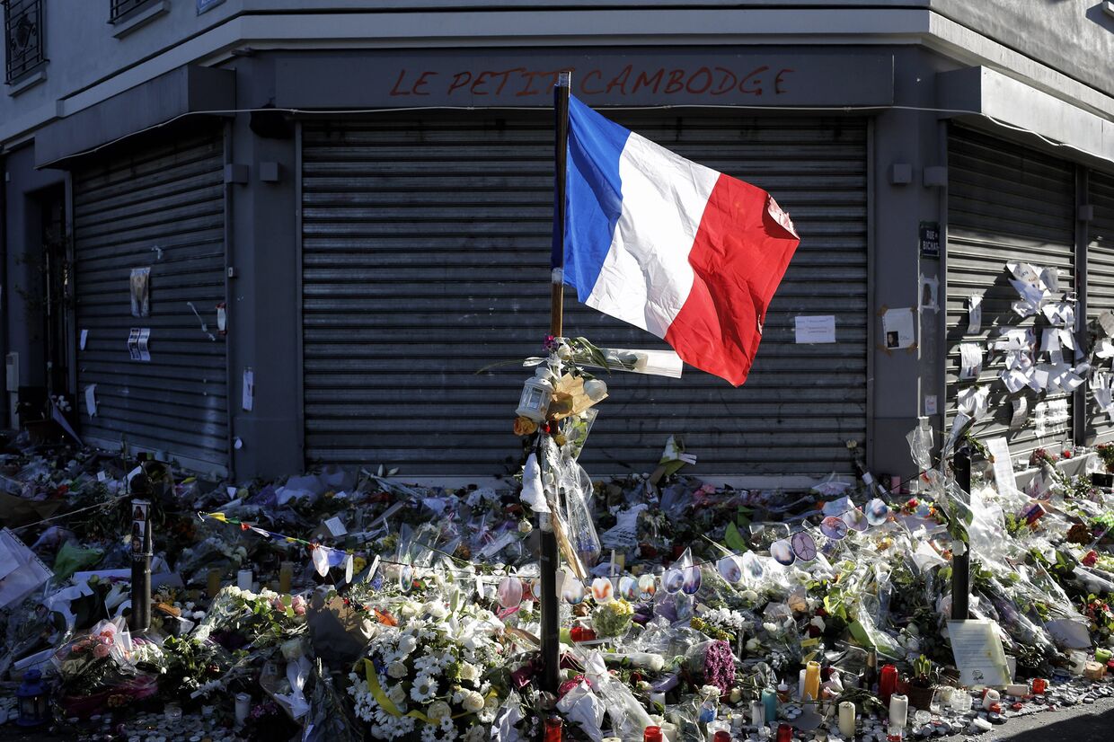 Флаг Франции и цвета у входа в ресторан Le Petit Cambodge в Париже, где произошел теракт