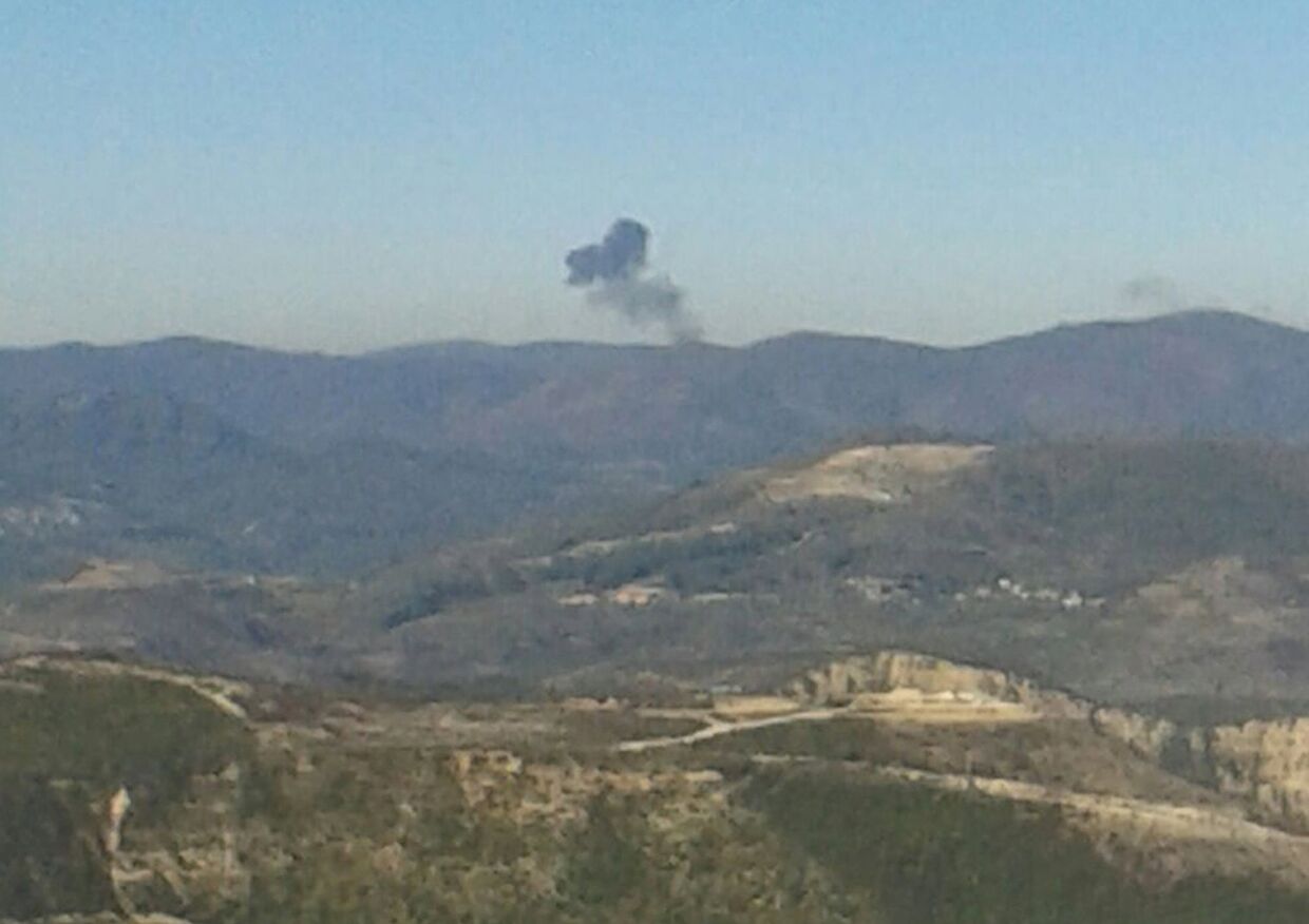 Дым над местом падения российского самолета, сбитого над турецко-сирийской границей