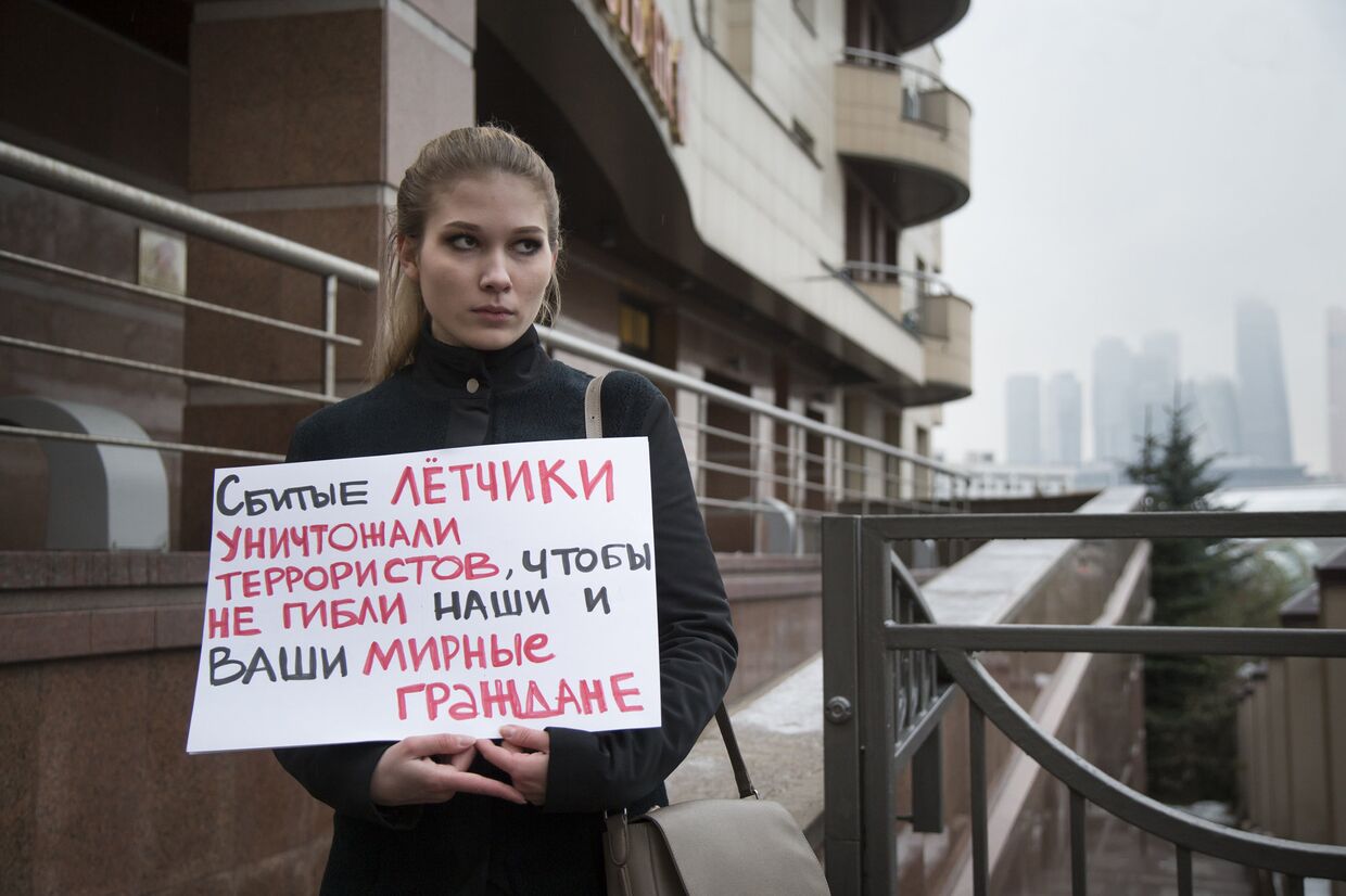 Женщина во время одиночного пикета у турецкого посольства в Москве