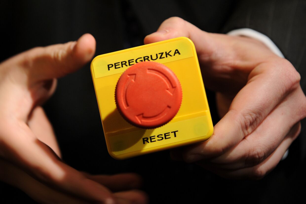 «Кнопка перезагрузки», подаренная Хиллари Клинтон Сергею Лаврову во время встречи в Женеве в 2007 году
