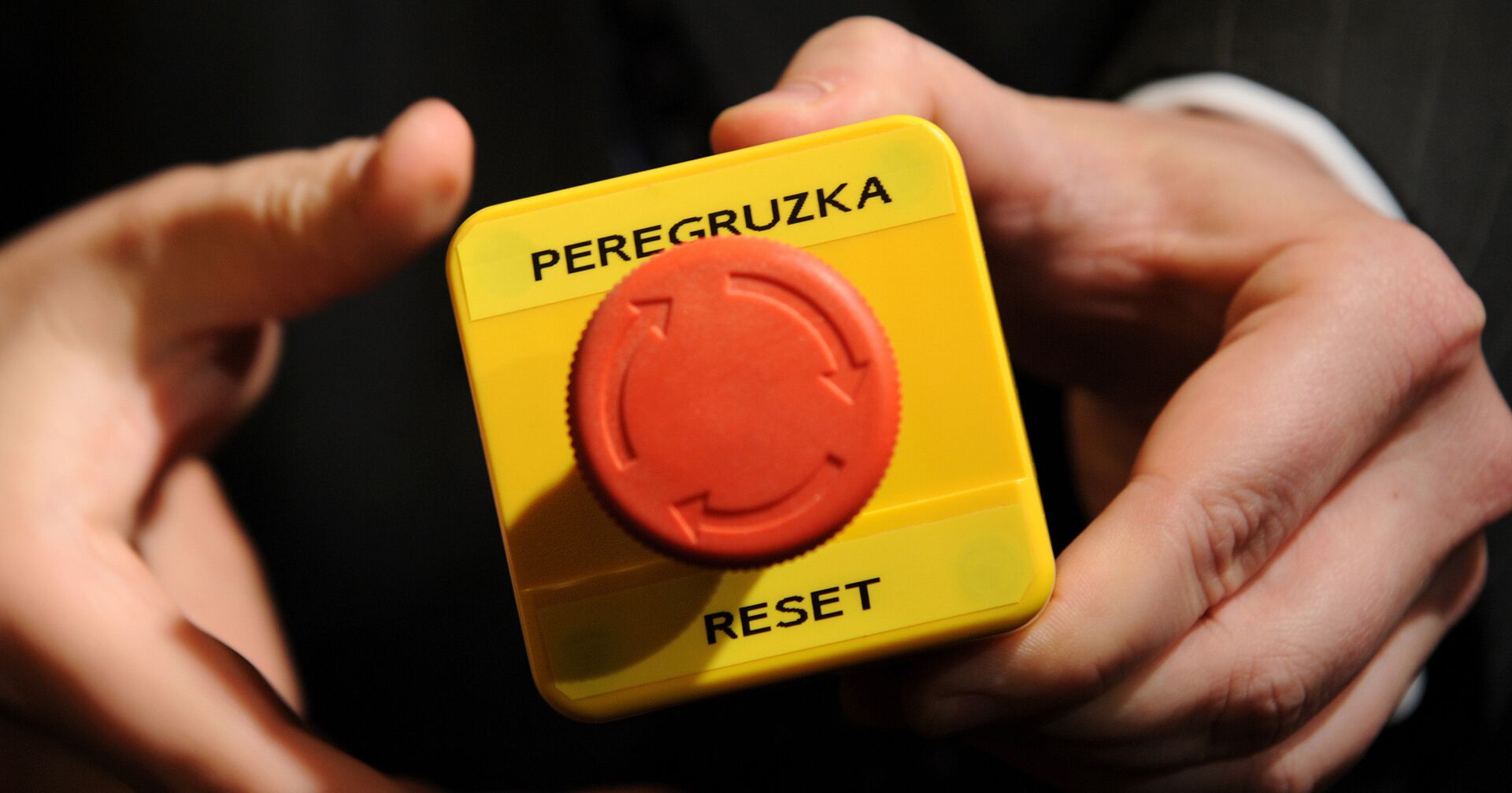 «Кнопка перезагрузки», подаренная Хиллари Клинтон Сергею Лаврову во время встречи в Женеве в 2007 году - ИноСМИ, 1920, 29.01.2021
