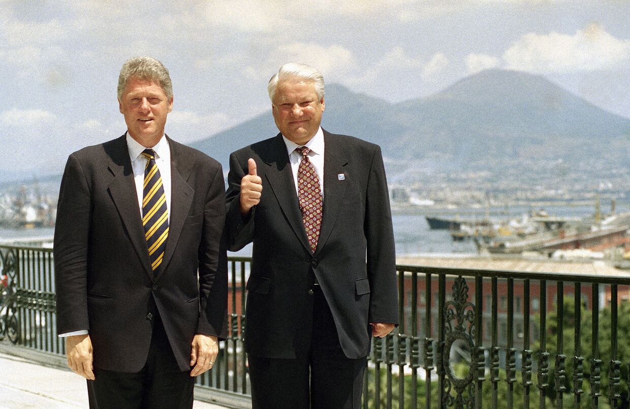 Билл Клинтон и Борис Ельцин на террасе Королевского дворца в Неаполе, 1994 год