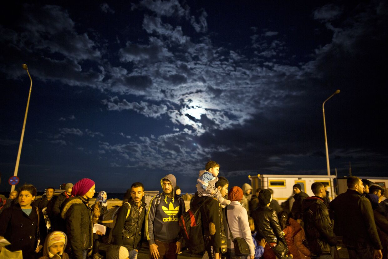 Беженцы ждут паром в Афины на греческом острове Лесбос