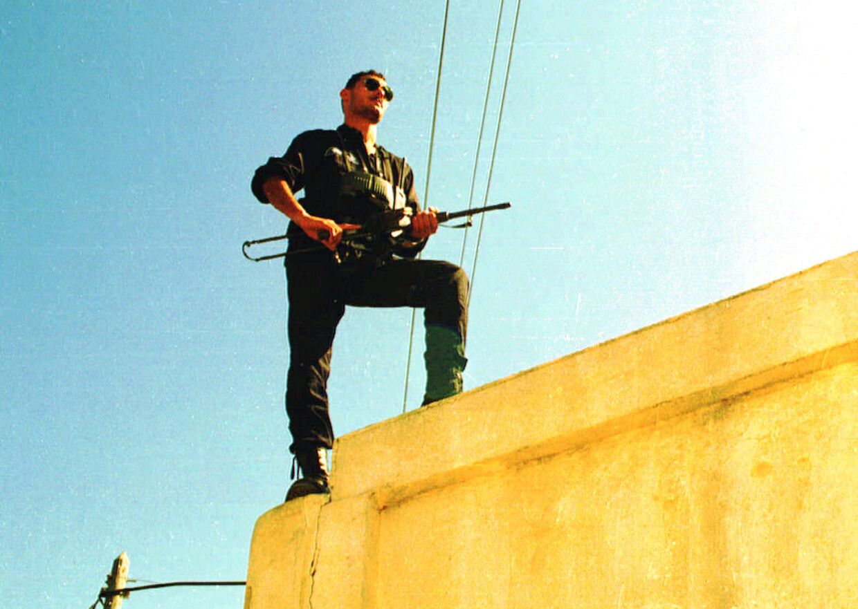 Алжирский полицейский, 1995 год