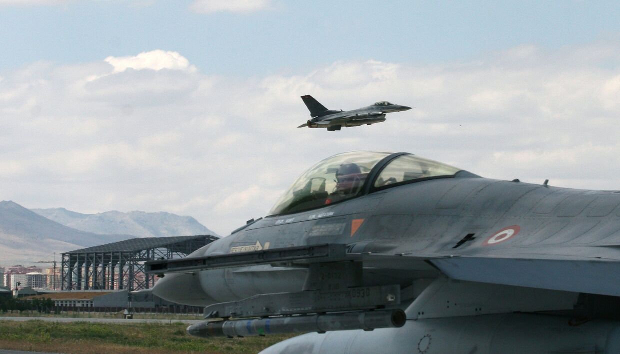 Турецкие истребители F-16 во время учений «Анатолийский орел» на авиабазе в Конье, 2009 год