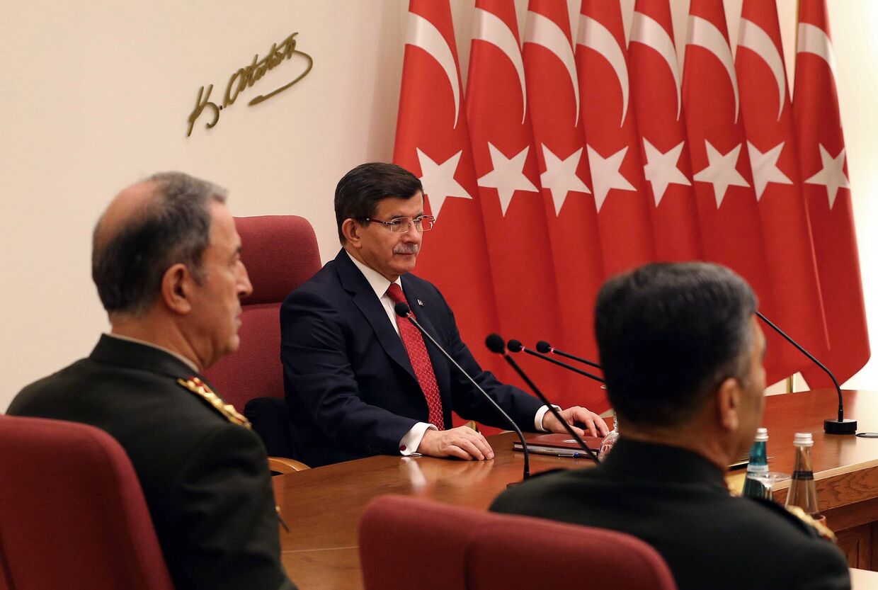 Премьер-министр Турции Ахмет Давутоглу на собрании высшего военного командования в Анкаре