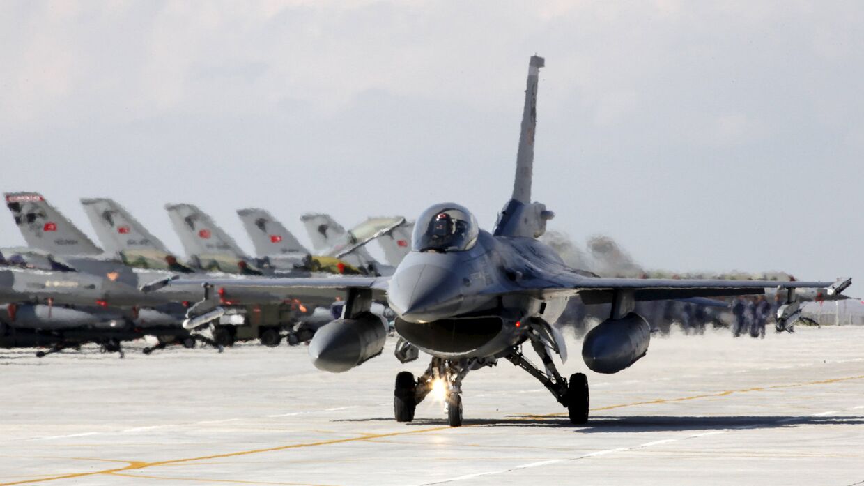 Истребитель F-16 ВВС Турции на авиабазе в Конье