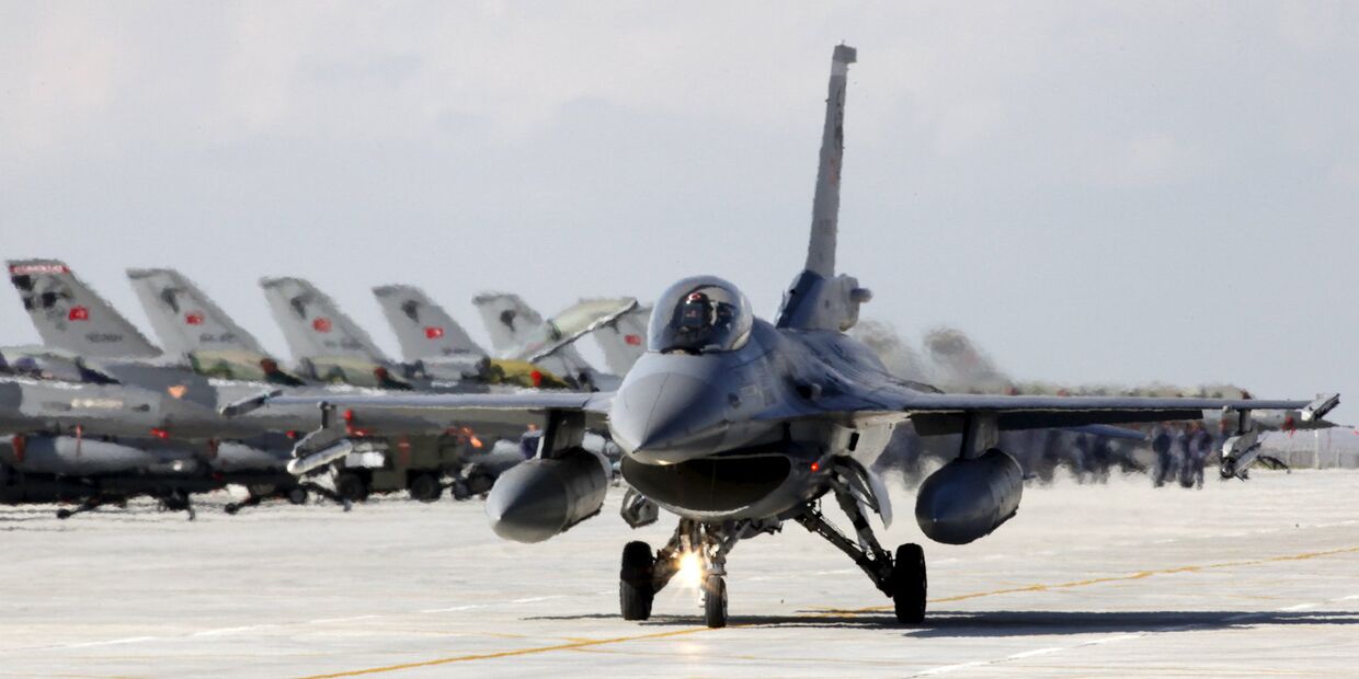 Истребитель F-16 ВВС Турции на авиабазе в Конье