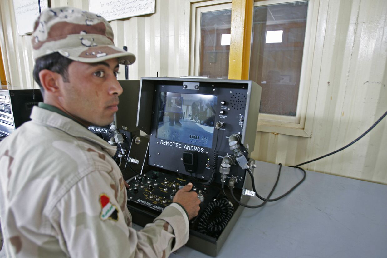 Иракский солдат в тренировочном лагере Бесмайя примерно в 50-ти километрах от Багдада