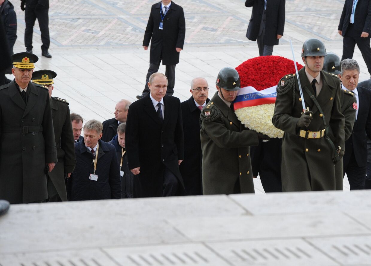 Владимир Путин на церемонии возложения венка к могиле первого президента Турецкой Республики Мустафы Кемаля Ататюрка в Анкаре