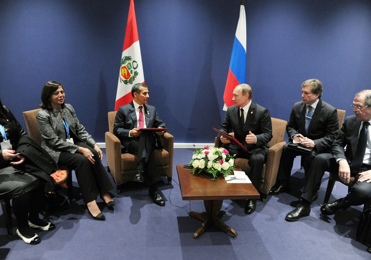 Президент России Владимир Путин и президент Республики Перу Ольянта Умала Тассо (второй слева) во время встречи в Париже