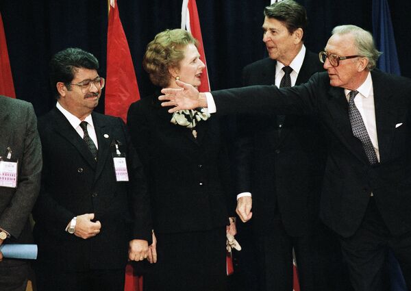 Тургут Озал, Маргарет Тэтчер, Рональд Рейган и Лорд Каррингтон на саммите лидеров стран НАТО в Брюсселе, 21 ноября 1985 года Тургут Озал, Маргарет Тэтчер, Рональд Рейган и Лорд Каррингтон на саммите лидеров стран НАТО в Брюсселе, 21 ноября 1985 года