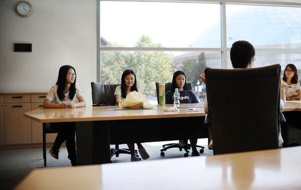 Собрание студентов из Китая в Университете Коннектикута Собрание студентов из Китая в Университете Коннектикута