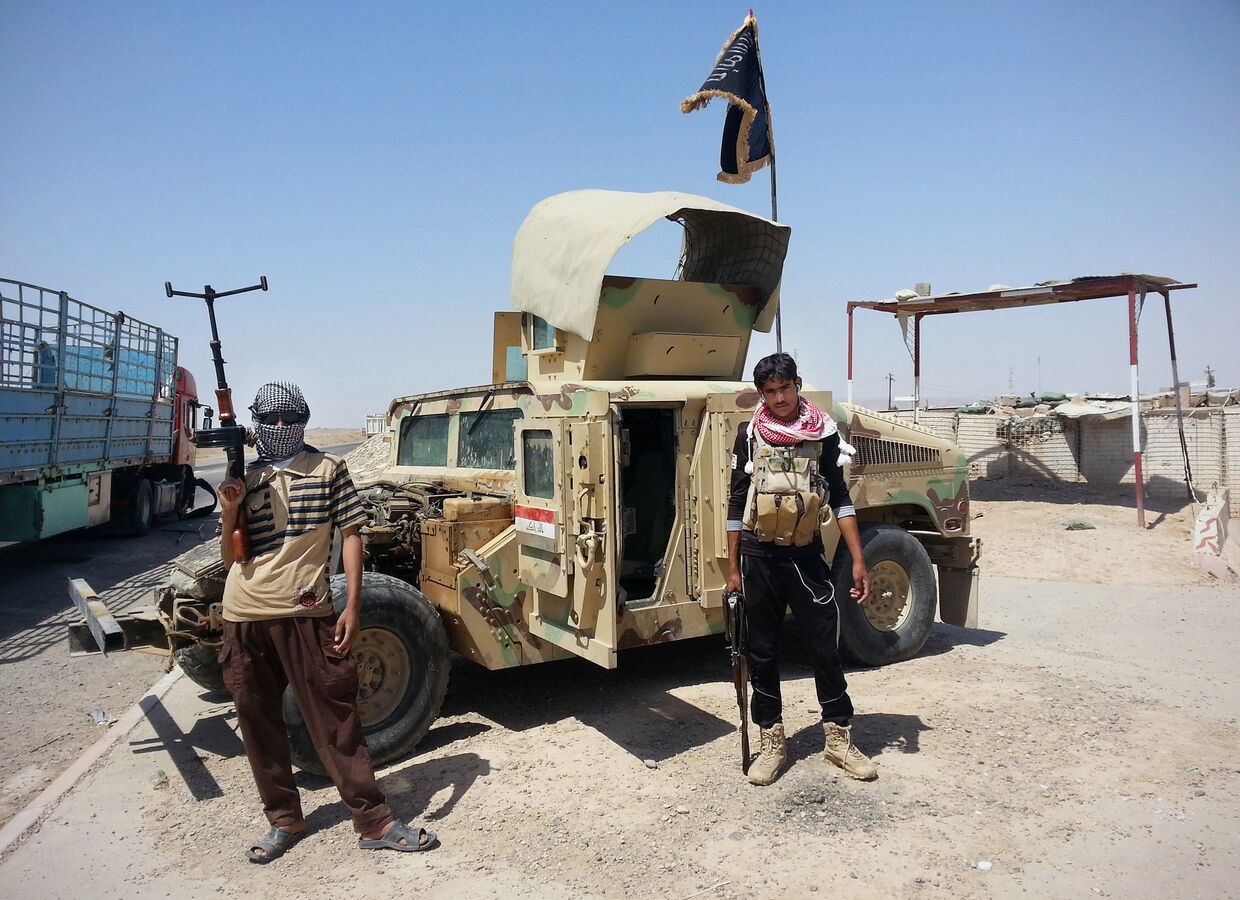 Блокпост боевиков «Исламского государства» рядом с нефтеперерабатывающим заводом в Байджи в Ираке
