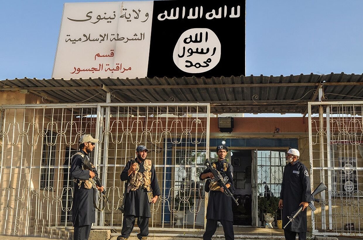 Боевики «Исламского государства» у полицейского участка в иракской провинции Найнава
