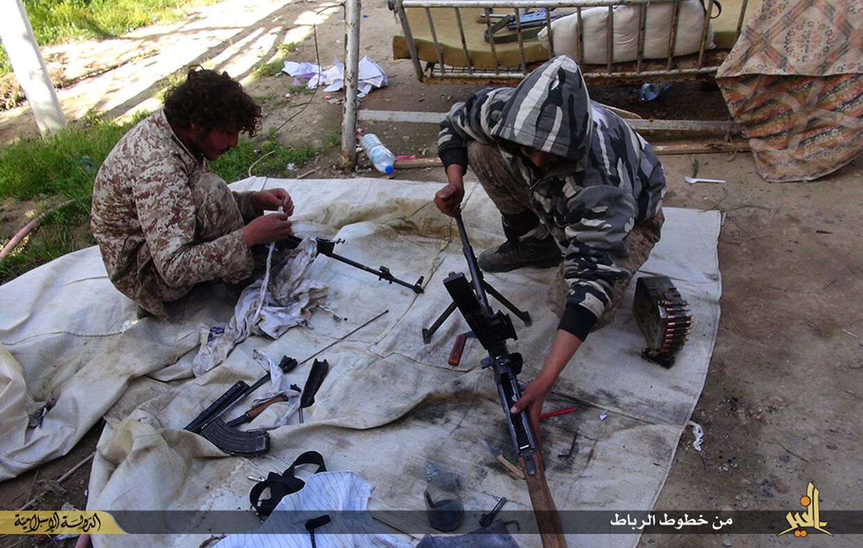 Боевики «Исламского государства» (запрещена в РФ) чистят оружие в городе Дейр эль-Зур в Сирии