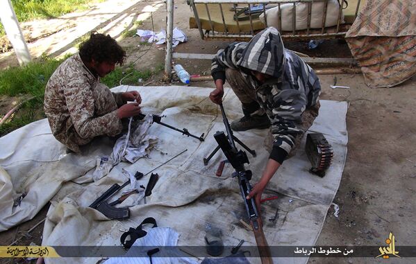 Боевики «Исламского государства» чистят оружие в городе Дейр эль-Зур в Сирии