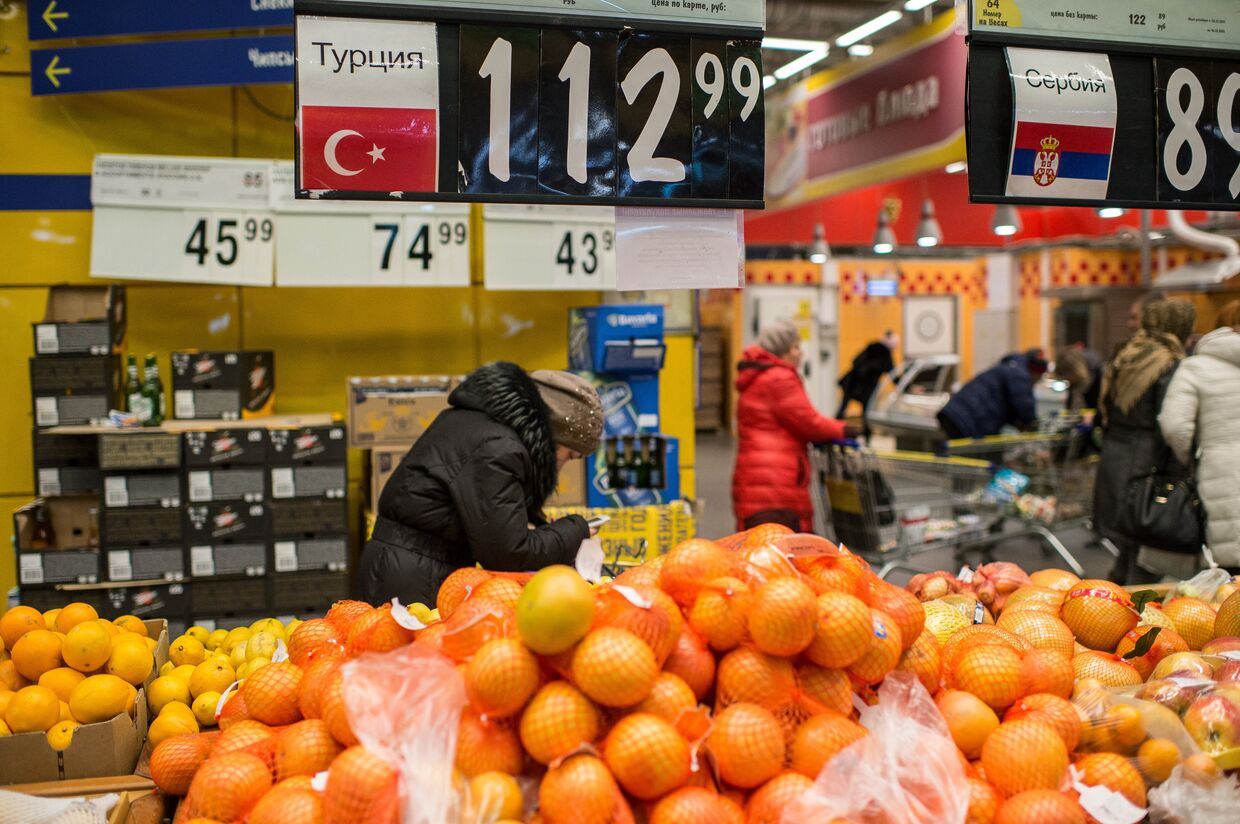Жители Омска покупают турецкие фрукты в одном из магазинов города