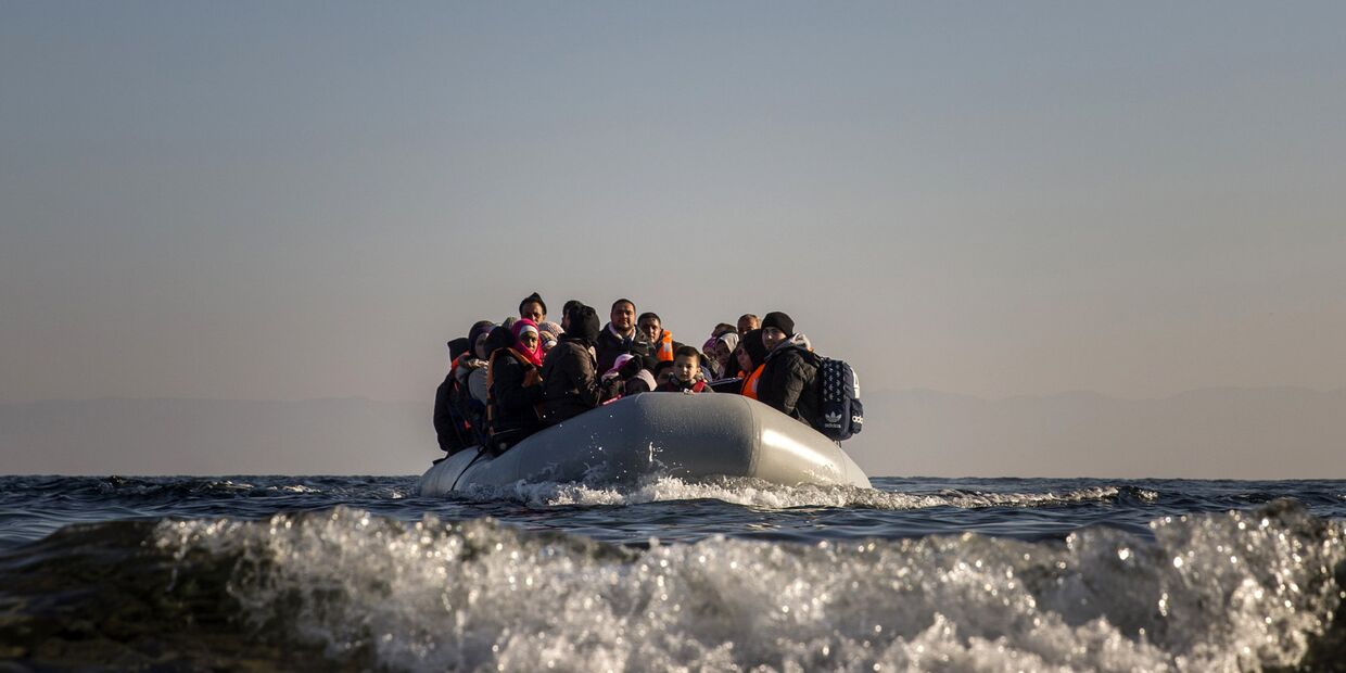 Беженцы плывут из Турции на греческий остров Лесбос