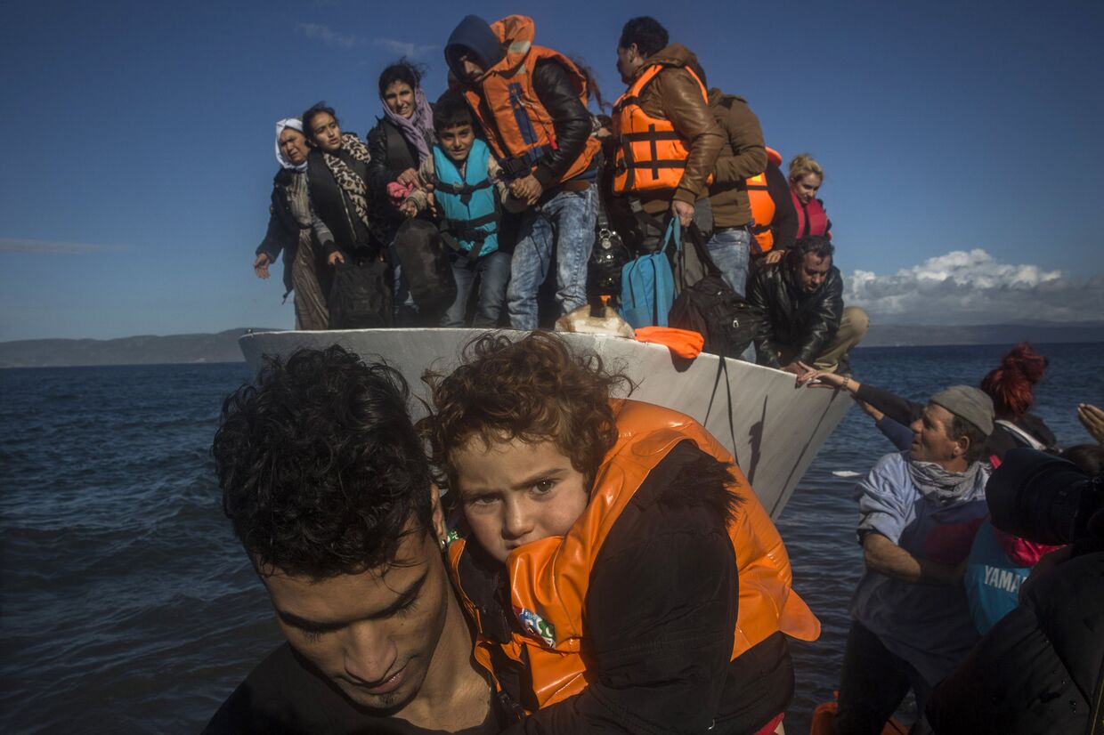 Беженцы прибывают из Турции на остров Лесбос