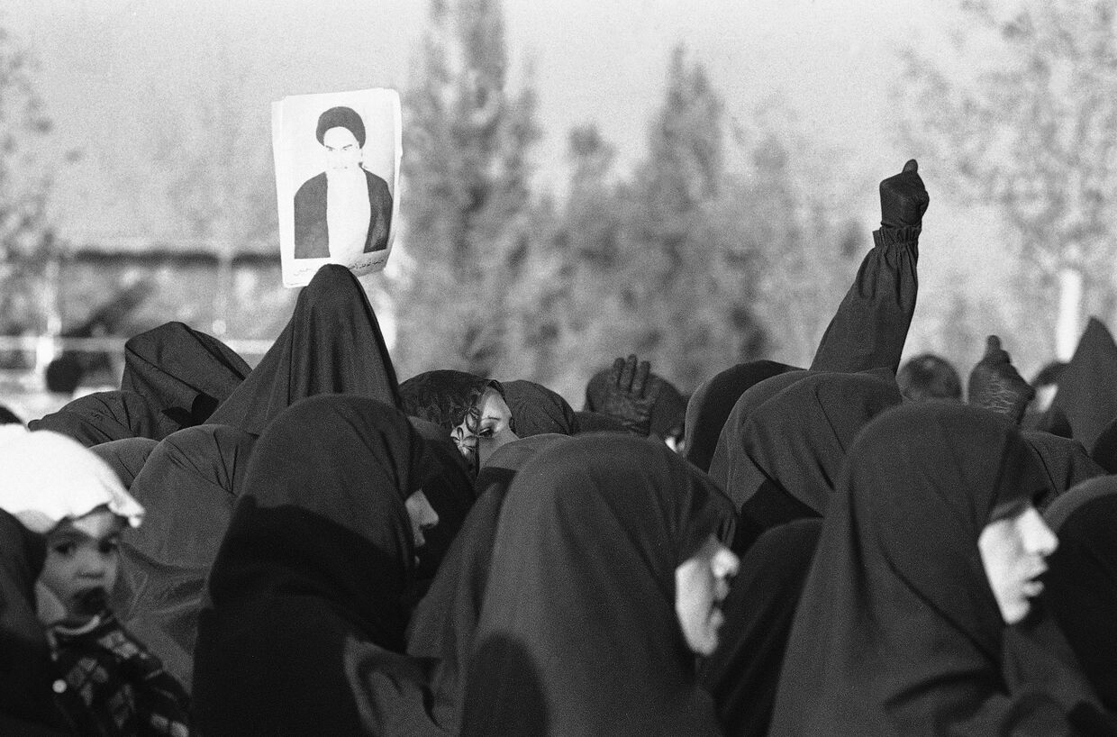 Женщины с портретом аятоллы Хомейни на антиправительственной демонстрации в Тегеране, ноябрь 1978 года