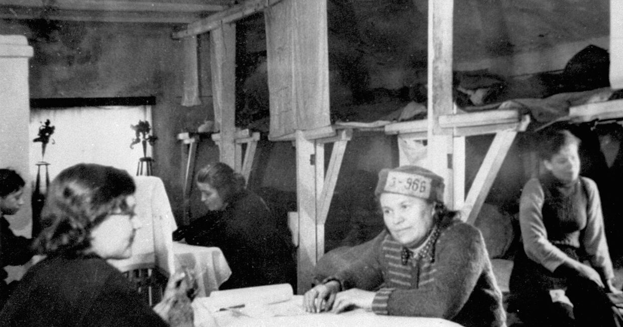 В женском бараке исправительно-трудового лагеря. Воркута, 1935 год