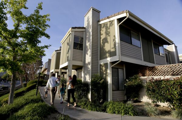 Американская семья в Санта-Кларите, Калифорния, где они недавно приобрели дом Американская семья в Санта-Кларите, Калифорния, где они недавно приобрели дом