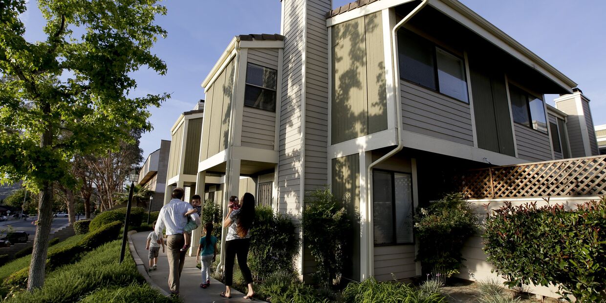 Американская семья в Санта-Кларите, Калифорния, где они недавно приобрели дом Американская семья в Санта-Кларите, Калифорния, где они недавно приобрели дом