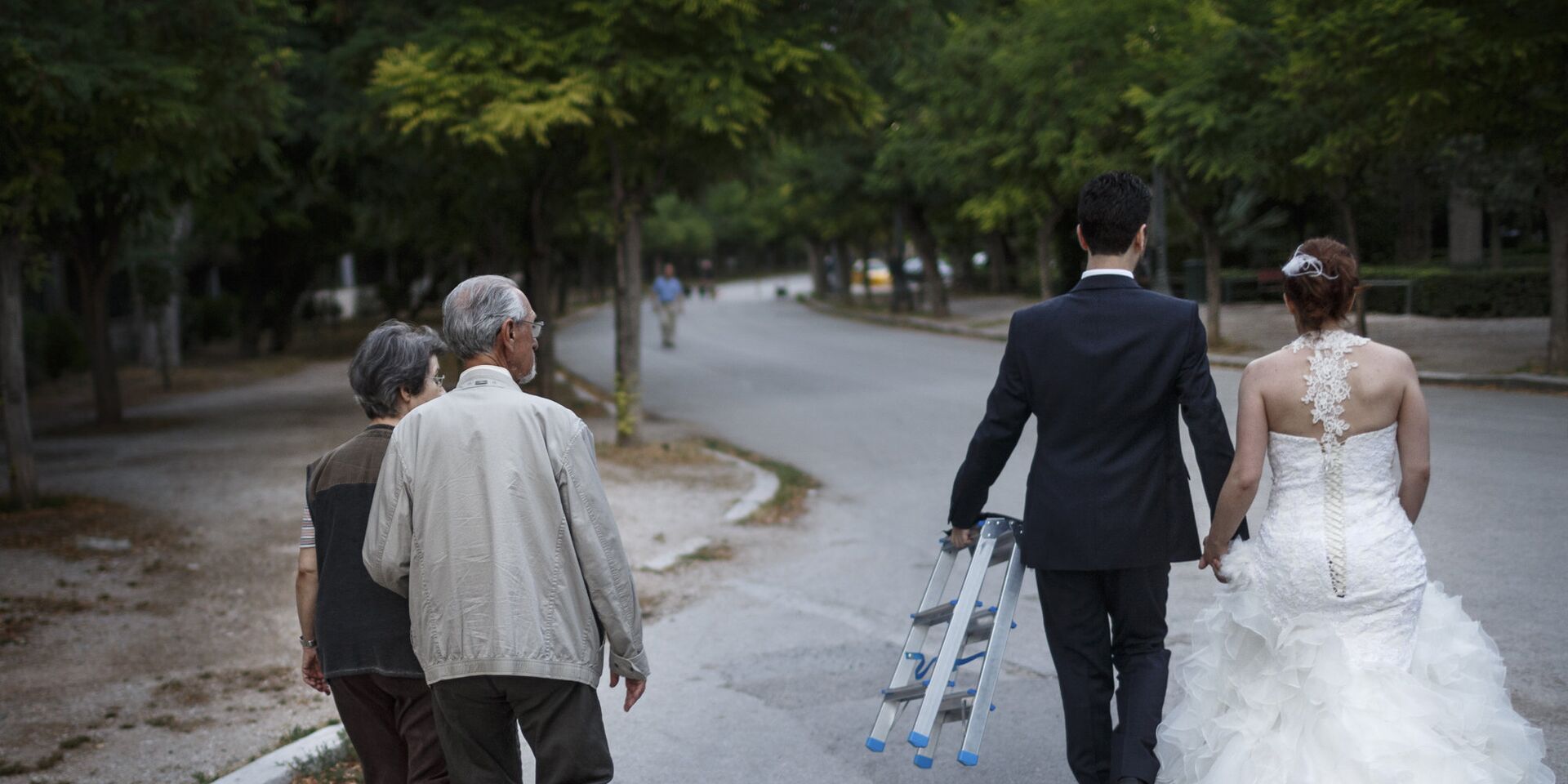 Молодожены и пожилая пара на прогулке в Афинах - ИноСМИ, 1920, 17.07.2023