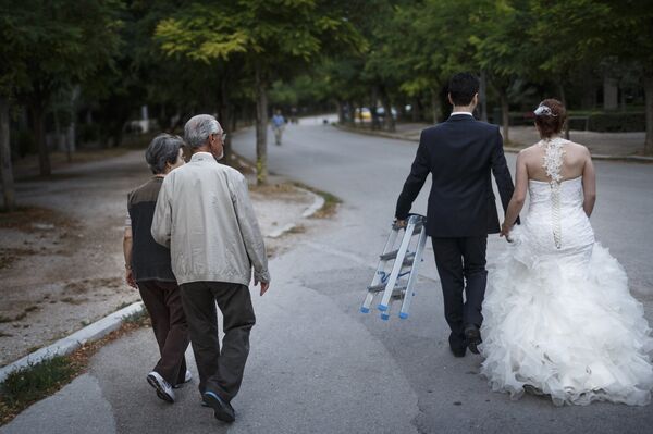 Молодожены и пожилая пара на прогулке в Афинах Молодожены и пожилая пара на прогулке в Афинах