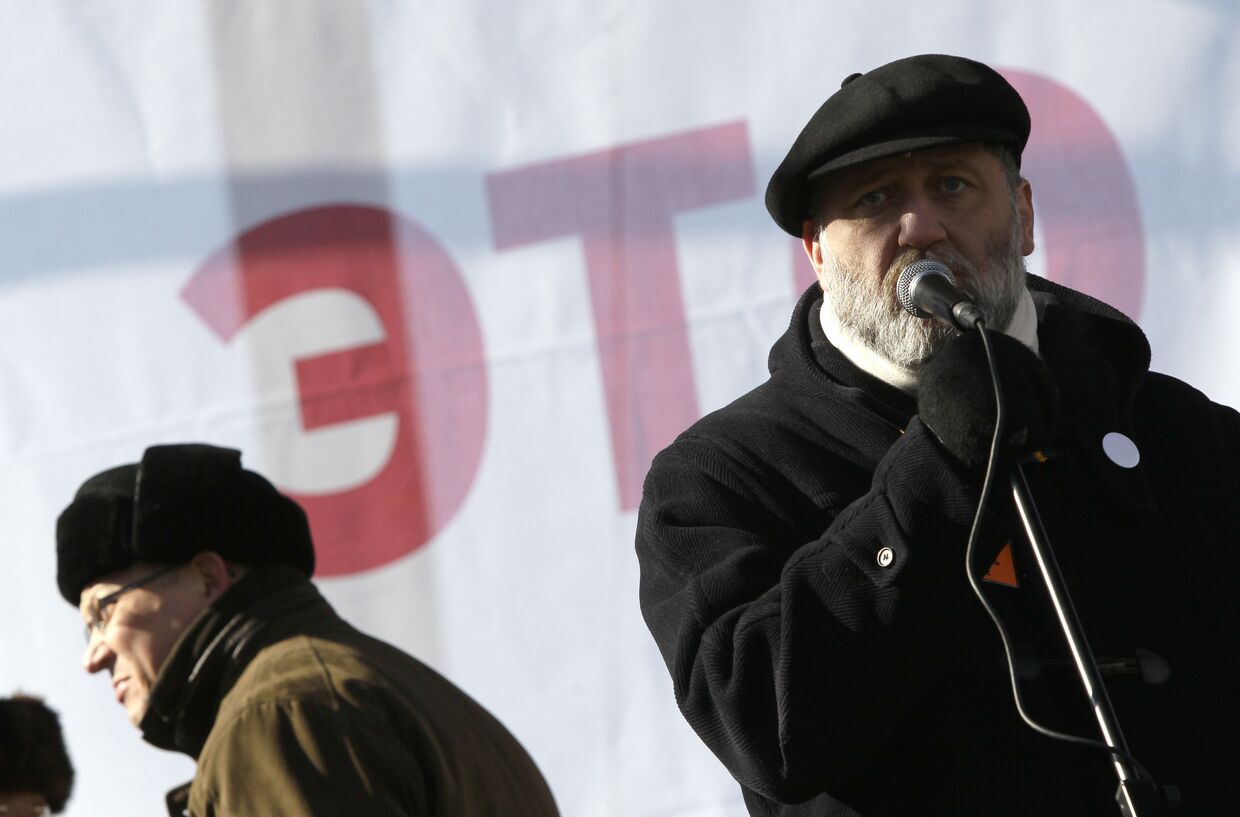 Журналист Сергей Пархоменко выступает на митинге За честные выборы на улице Новый Арбат.