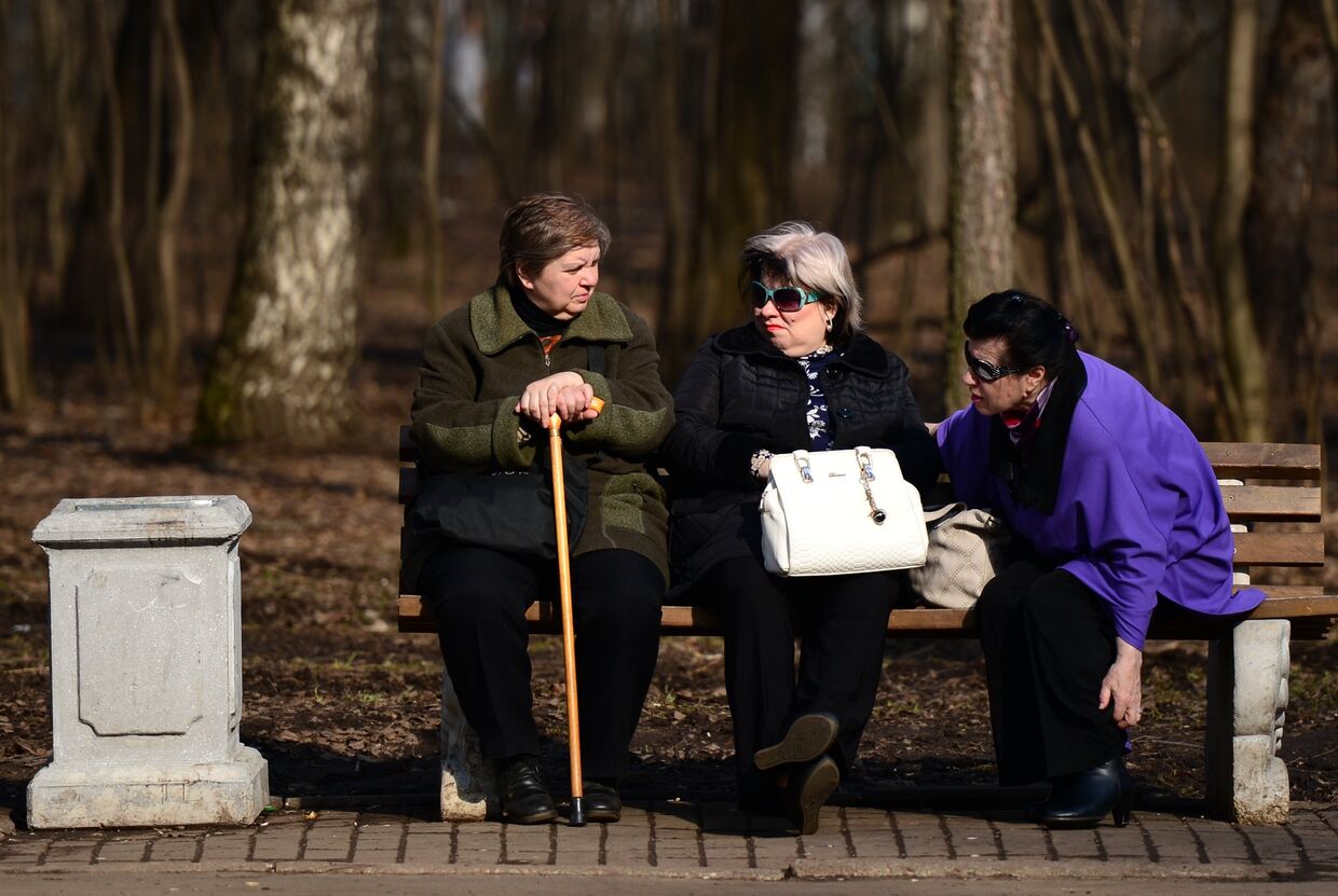 Пожилые женщины отдыхают на скамейке в парке «Кузьминки-Люблино»