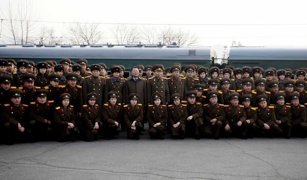Ансамбль «Моранбон» и Государственный заслуженный хор Северной Кореи на вокзале в Пхеньяне перед поездкой в Китай