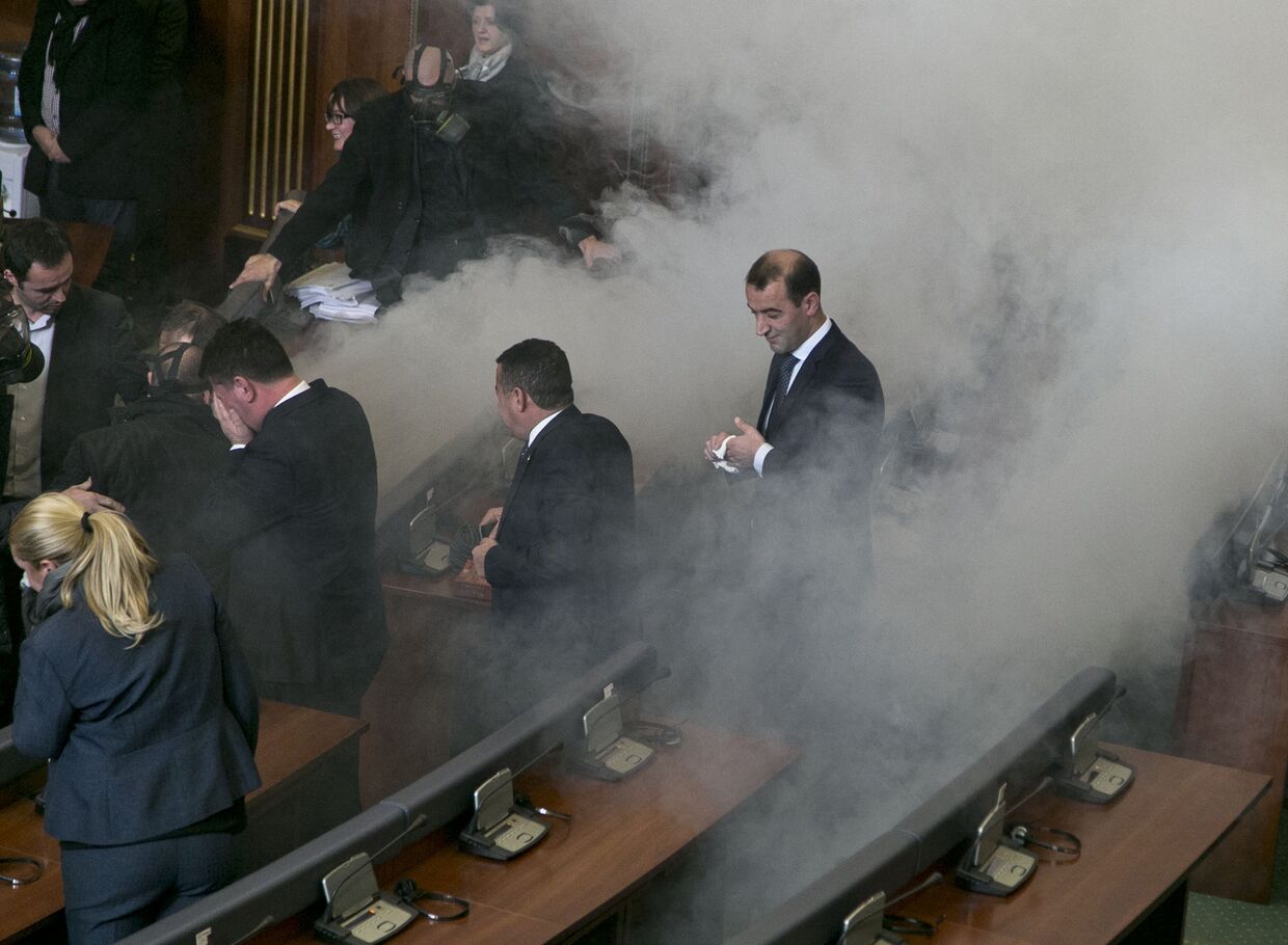 Слезоточивый газ в зале заседаний парламента Косово, распыленный оппозиционными депутатами