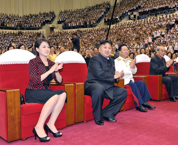 Ким Чен Ын и его жена Ли Соль Чжу смотрят выступление ансамбля «Моранбон» на конце, посвященном 59-летию окончания Корейской войны