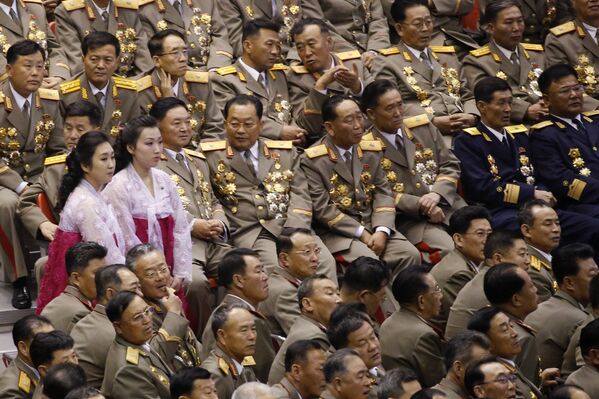 Зрители на совместном концерте ансамбля «Моранбон» и Государственного заслуженного хора Северной Кореи, посвященном 70-летию образования Трудовой партии Кореи