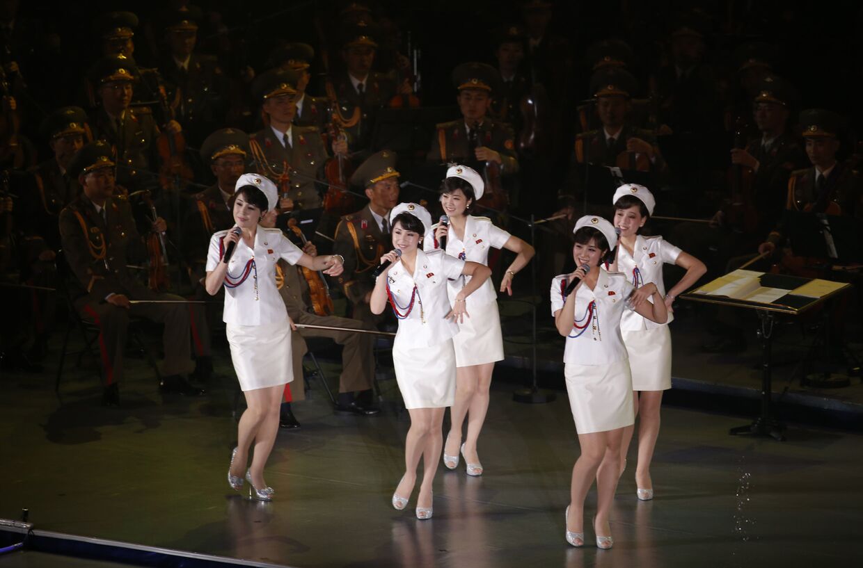 Ансамбль «Моранбон» выступает на концерте, посвященном 70-летию образования Трудовой партии Кореи