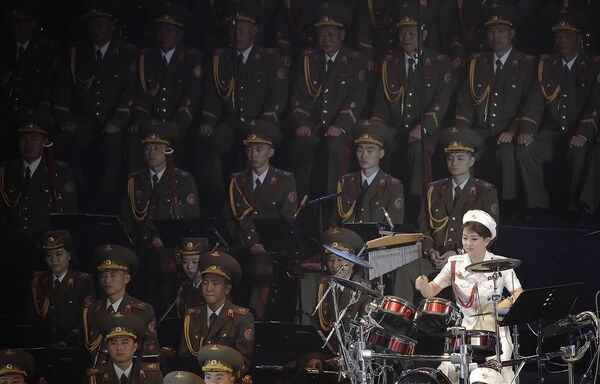 Ансамбль «Моранбон» и Государственный заслуженный хор Северной Кореи выступают на концерте, посвященном 70-летию образования Трудовой партии Кореи