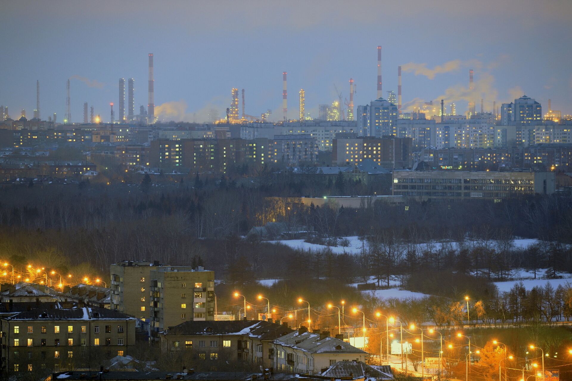 Нефтеперерабатывающий завод (на дальнем плане) в городе Омске - ИноСМИ, 1920, 12.10.2021