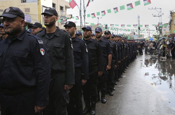 Полицейские принимают участие в параде в честь 28-летия основания движение ХАМАС