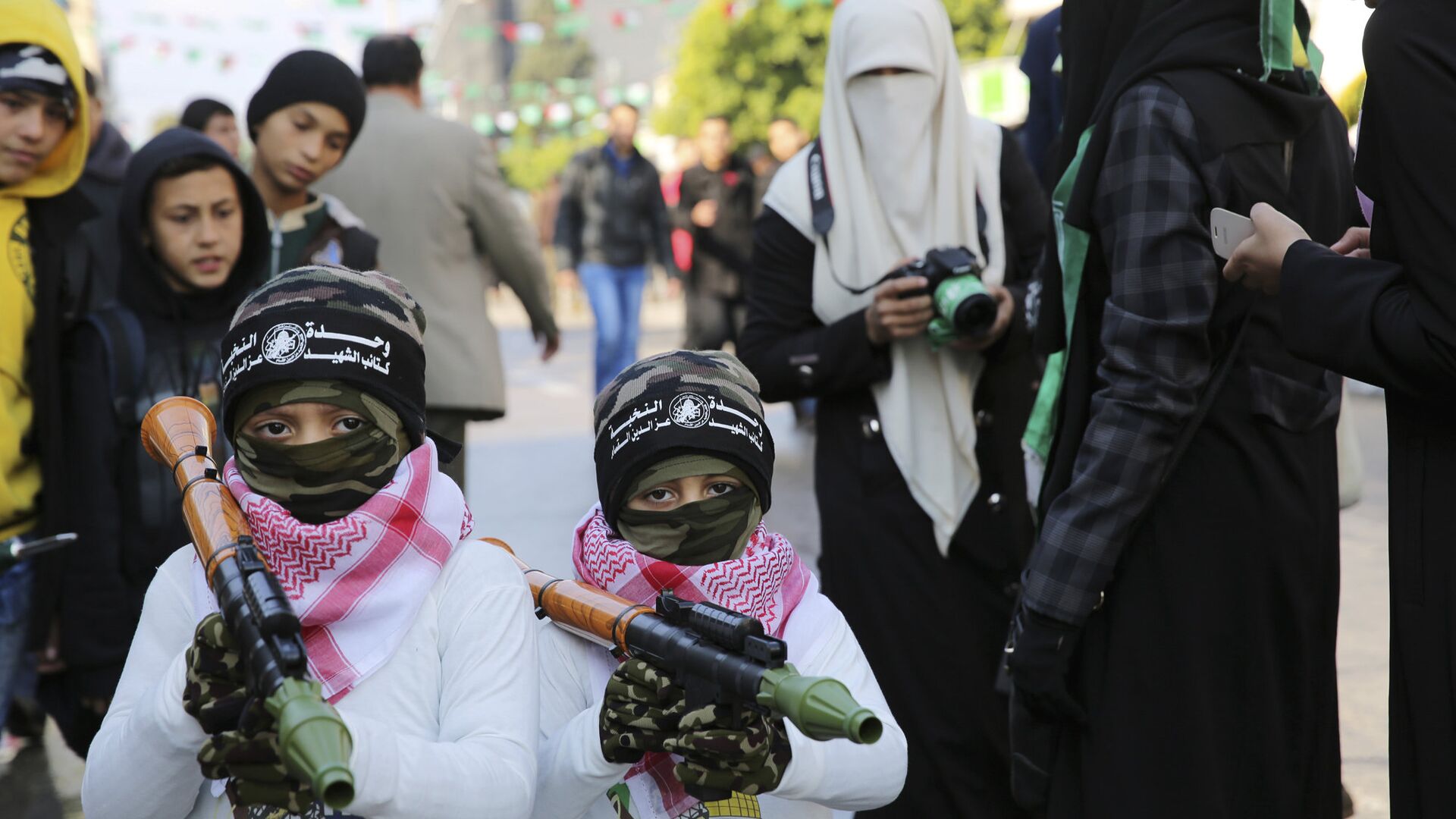 Дети с игрушечным оружием о время парада в Газе в честь 28-летия основания движения ХАМАС - ИноСМИ, 1920, 16.10.2023