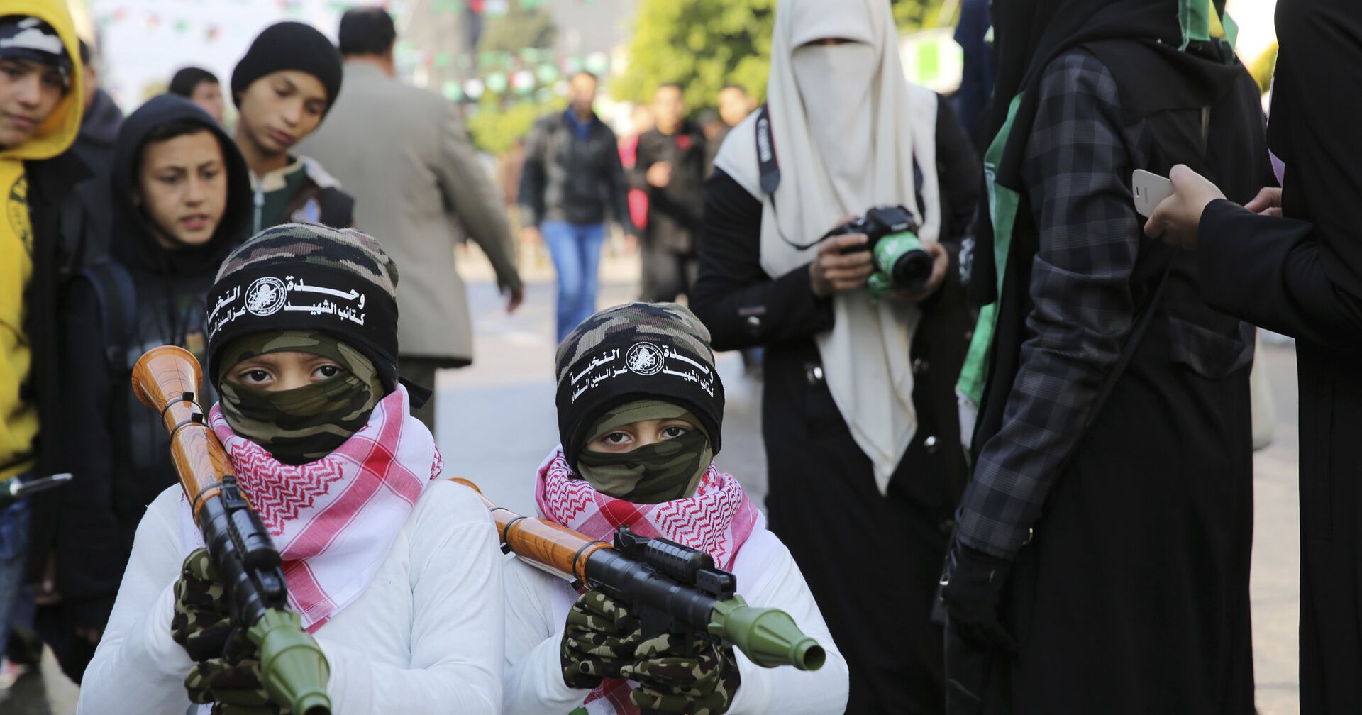Дети с игрушечным оружием о время парада в Газе в честь 28-летия основания движения ХАМАС - ИноСМИ, 1920, 18.05.2021