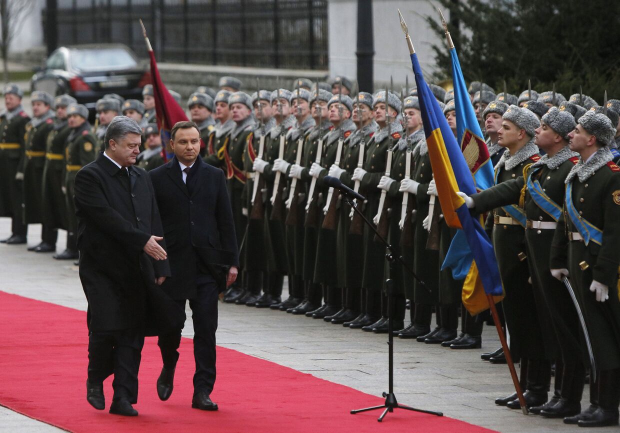 Президент Украины Петр Порошенко и президент Польши Анджей Дуда во время официальной церемонии встречи в Киеве