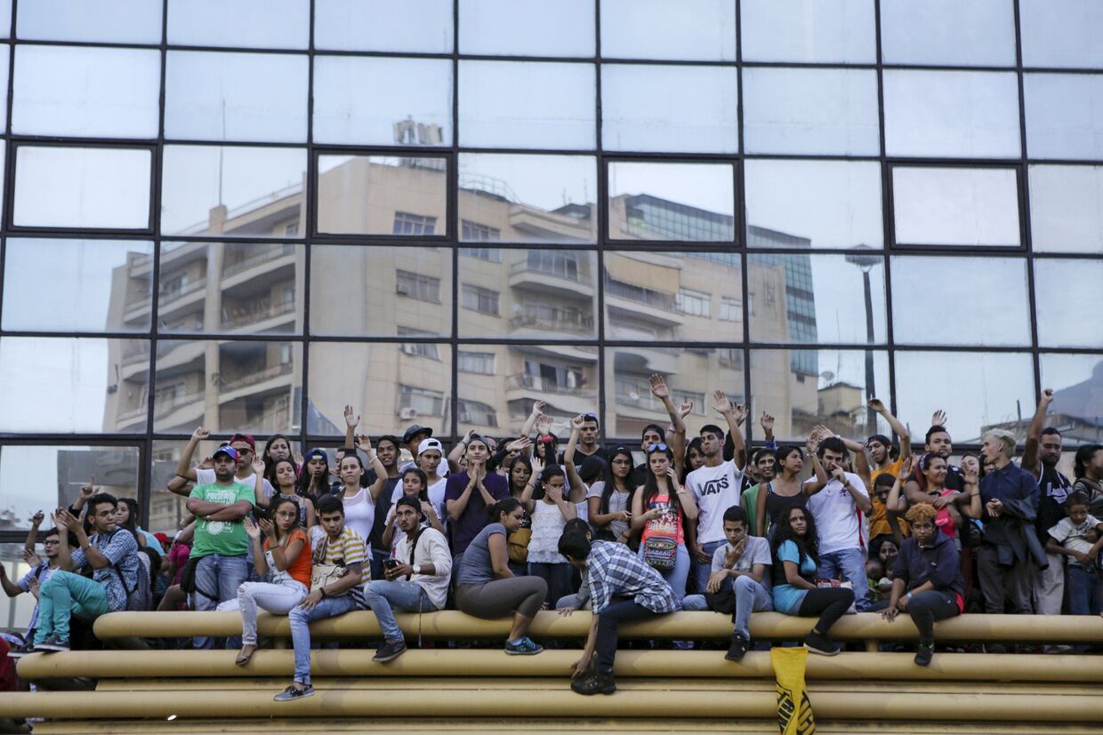 Сторонники Демократической партии празднуют победу на выборах в Каракасе